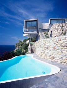 Cool house over looking the water - Cool architecture 