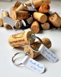 DIY wine cork keychain - DIY Projects
