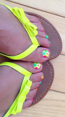 Fluorescent polkadot toenail design - Nails