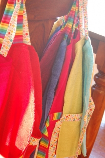 Love these easy to make smocks for kids! - Art Fun