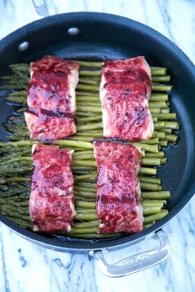 One pot blackberry glazed salmon and asparagus - Cooking Ideas