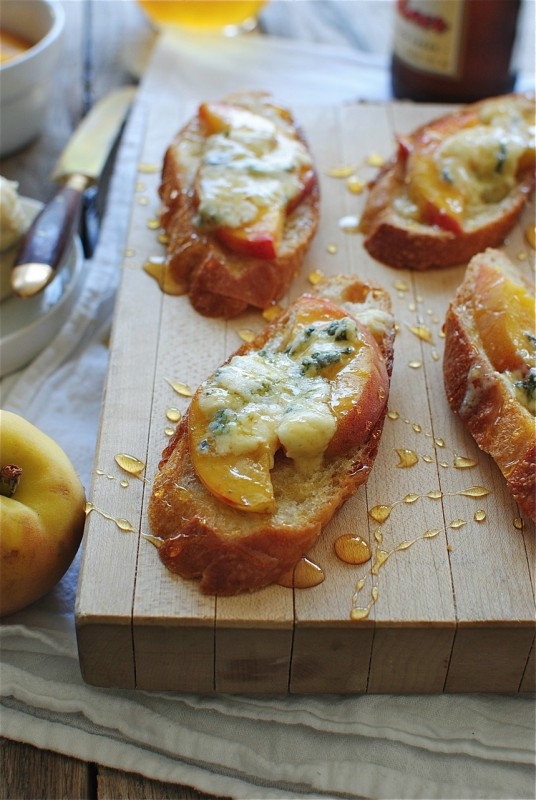 Crostini with peaches, blue cheese and honey
