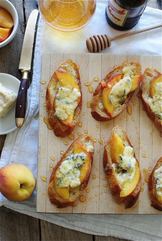Crostini with peaches, blue cheese and honey - Image 2