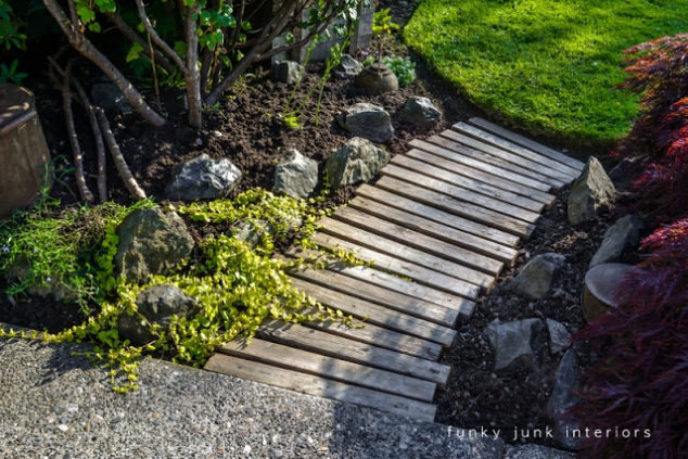 Garden walkway made with pallets