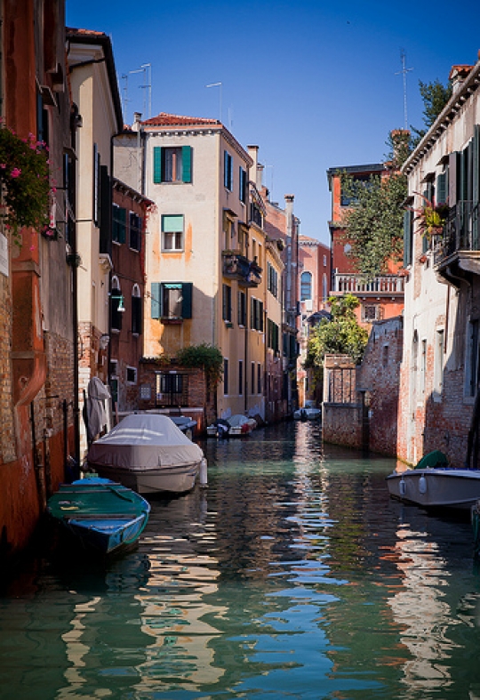A common scene in Venice, Veneto, Italy - FaveThing.com