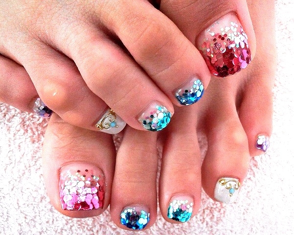 Glitter toenail art - FaveThing.com